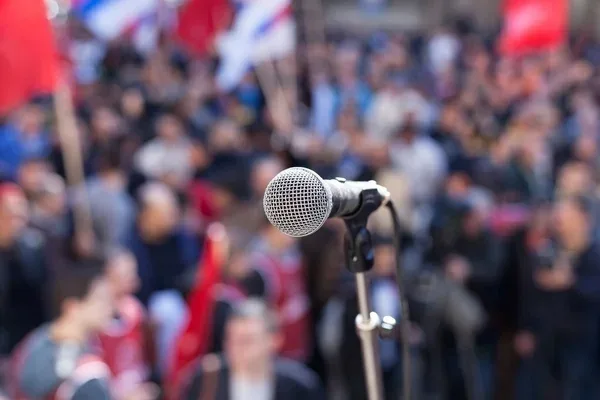 Personas participando en un mitin electoral como forma de expresar la importancia de la participación ciudadana
