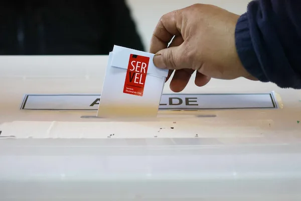 Ciudadano ejerciendo la importancia de la participación ciudadana en las elecciones