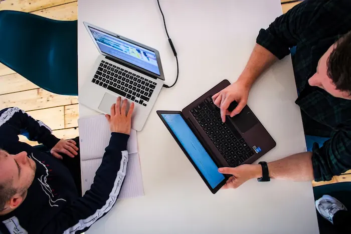 Equipo de expertos trabajando en el posicionamiento mediante SEO político