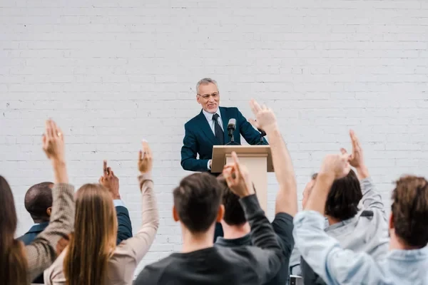 Personas participando en una ponencia política cumpliendo con el propósito de la democracia