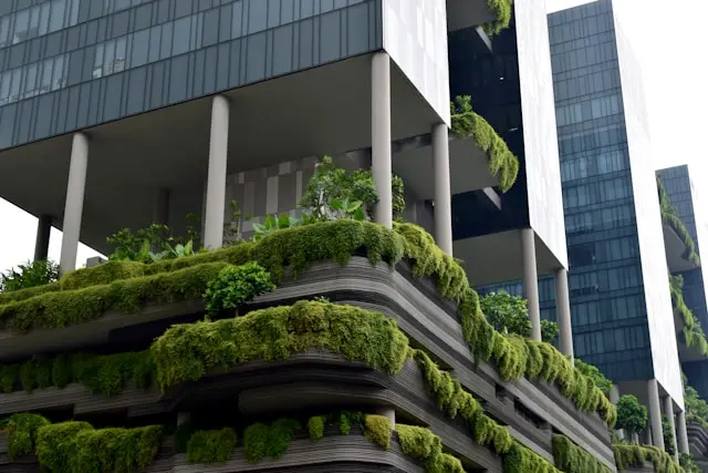 edificio con plantas en balcones