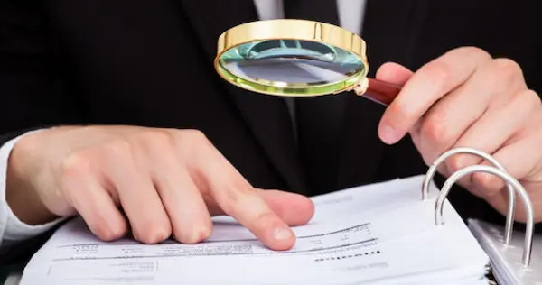 abogado inmobiliario revisando contrato de compraventa en Chile